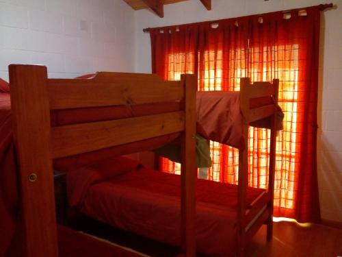 una litera en una habitación con ventana en Cabañas Villa del Mirador, en Bialet Massé