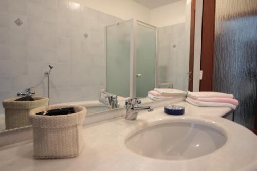 ヴェールにあるGuest House Felice - VDA Verrès 0008の洗面台とシャワー付きのバスルーム