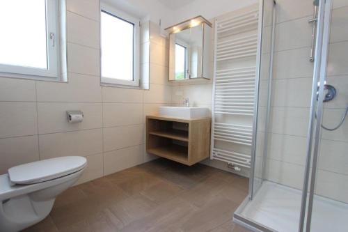 ザンクト・ヨーハン・イム・ポンガウにあるAppartements am Reithguthofのバスルーム(トイレ、洗面台、シャワー付)