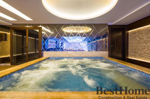 a jacuzzi tub in a hotel room at Best Home 20 Cleopatra Select in Alanya