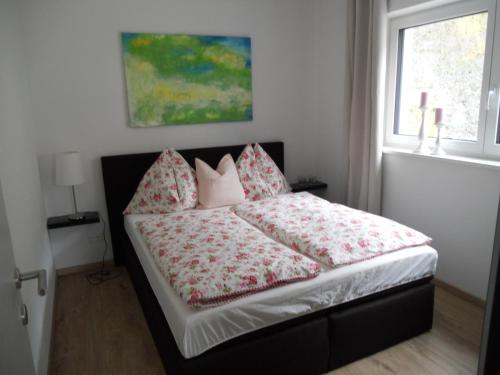 a bed with pink pillows on it in a bedroom at Appartement Gschwandtner in Eben im Pongau