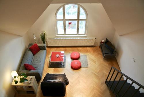 ein Wohnzimmer mit einem Sofa und einem Fenster in der Unterkunft Prague Letna Apartments in Prag