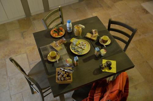 een zwarte tafel met eten erop bij Trullo Assenzio in Alberobello
