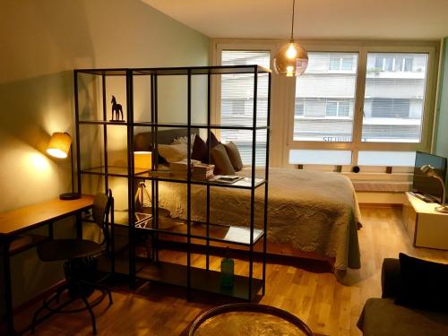 Pokój z łóżkiem i szklaną obudową w obiekcie Rue Jean-Antoine Gautier w Genewie