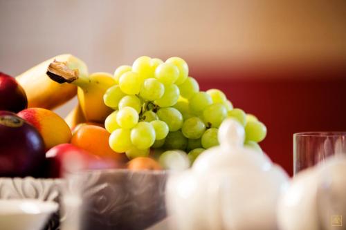 a bowl of grapes and other fruits on a table at Le Clos Tellier in Mareil-Marly