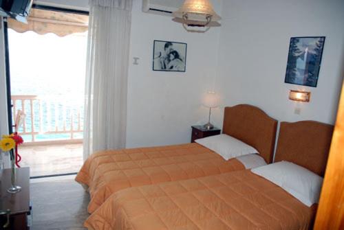 Giường trong phòng chung tại Antonios Rooms