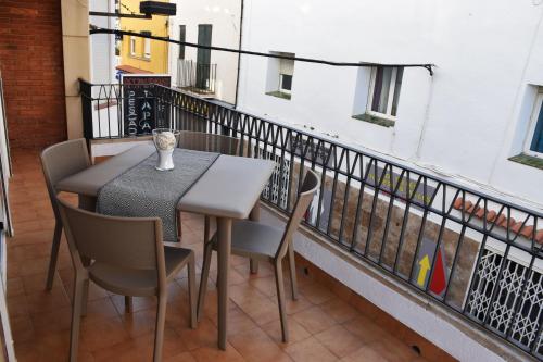 ロザスにあるRosesapparts Mairóの建物のバルコニーにテーブルと椅子