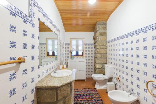 łazienka z 2 umywalkami i 2 toaletami w obiekcie Varanda do Mouro w mieście Podame