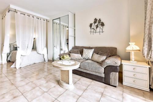 アロナにあるStudio in Los Cristianos Ocean Viewのソファとテーブルのあるリビングルーム