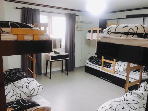 Llit o llits en una habitació de Lux Guesthouse