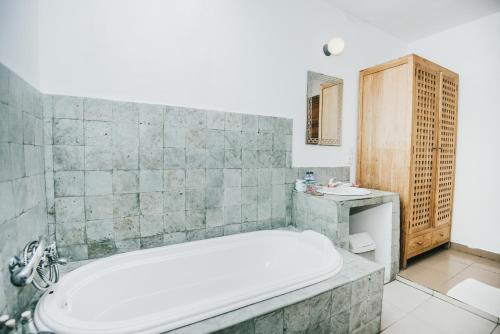 a bathroom with a tub and a sink at Lembongan Cliff Villas in Nusa Lembongan