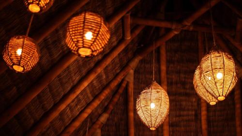 a bunch of lights hanging from a ceiling at Cabañas del Capitan in Rincon de Guayabitos