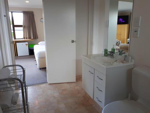 Postel nebo postele na pokoji v ubytování Edgewater Motel