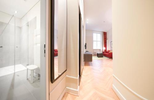 um corredor com um espelho e uma sala de estar em Hapimag Ferienwohnungen Dresden em Dresden