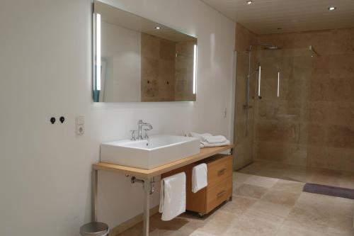 A bathroom at Landhaus Schmittenblick