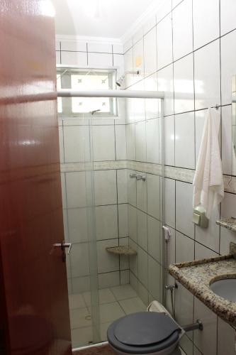 uma casa de banho com um chuveiro, um WC e um lavatório. em Hotel São Caetano em Ribeirão Preto