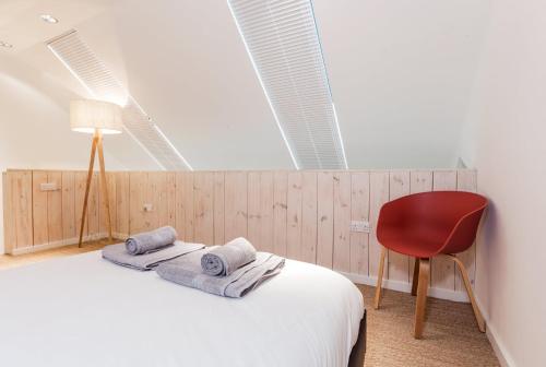 Ліжко або ліжка в номері The Cliffside Chalet - Modern 3BDR Riverside Home