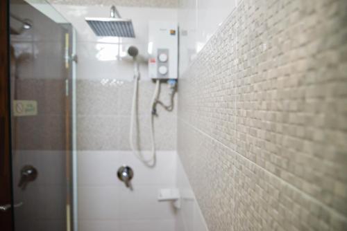 Ett badrum på Thaimit Resort