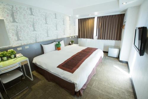 台北市にある台北 トイ ホテルのベッドルーム(大型ベッド1台、テレビ付)