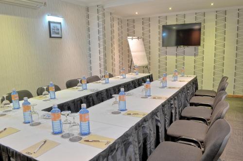 - un groupe de tables avec des bouteilles d'eau dans l'établissement After 40 Hotel, à Nairobi