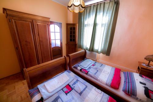 a bedroom with a bed with a wooden frame and a window at HOTEL Villa Romaine in Šahy