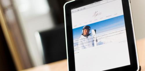 a cell phone with a picture of a hockey player at Pepis Skihotel in Sankt Anton am Arlberg