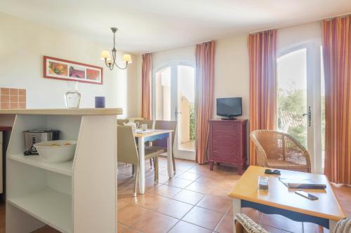 Televisyen dan/atau pusat hiburan di Village Pierre & Vacances Pont Royal en Provence