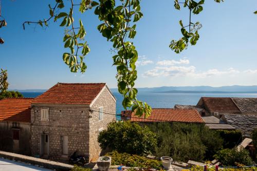un grupo de edificios con vista al agua en Old Town Experience, en Bol