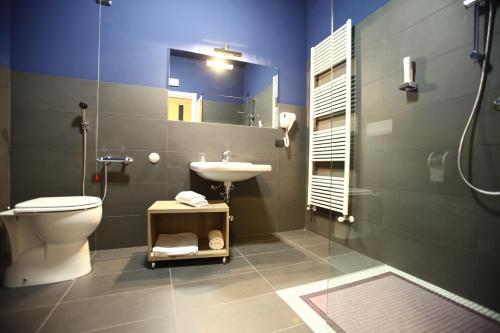 y baño con aseo, lavabo y espejo. en Valtidone Hotel, en Borgonovo Val Tidone