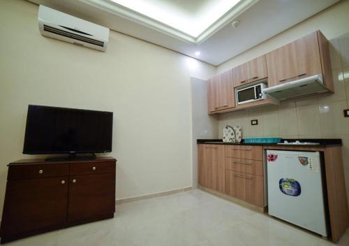 Una cocina o zona de cocina en Al Jawhara Suites