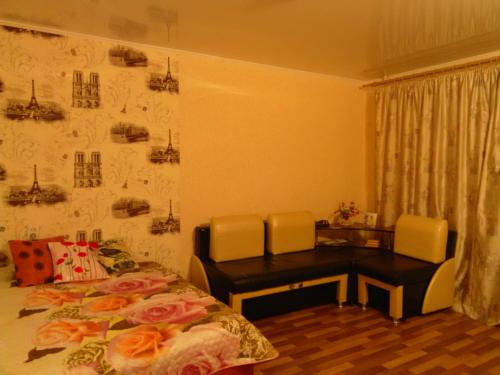 トムスクにあるKvartira v zentre g. Tomskaのベッドルーム1室(デスク、ベッド1台、椅子2脚付)