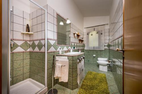 łazienka z umywalką i toaletą w obiekcie Villa Eden con piscina a Scopello w mieście Castellammare del Golfo