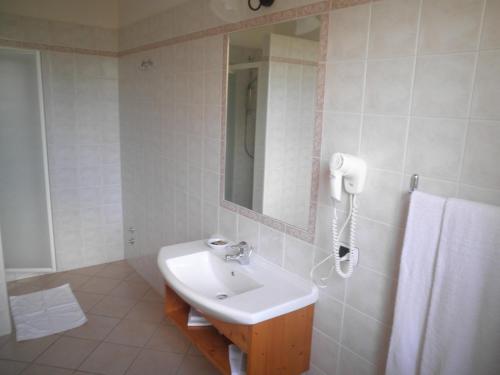 La salle de bains est pourvue d'un lavabo et d'un miroir. dans l'établissement Agriturismo Mongiorgi "I Salici", à Anzola dell'Emilia