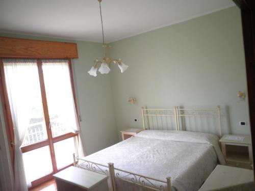 A bed or beds in a room at Agriturismo Mongiorgi "I Salici"
