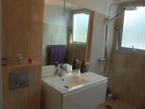 une salle de bain avec un lavabo blanc et une douche dans l'établissement Two Bed apartment in a gated residence with gardens in Cannes with sea views 865, à Cannes