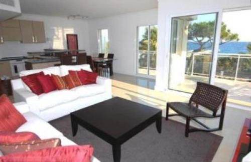 Stunning 2 Bed Apt on the seafront of Cannes in a high class secure building with swimming pool 463