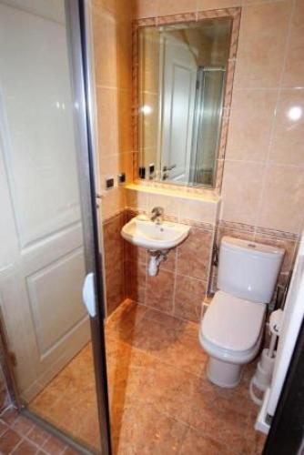 une salle de bain avec toilettes et lavabo dans l'établissement Stunning 2 Bed Apt on the seafront of Cannes in a high class secure building with swimming pool 463, à Cannes