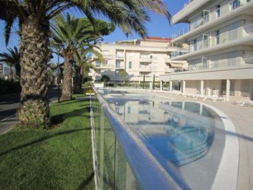 カンヌにあるStunning 2 Bed Apt on the seafront of Cannes in a high class secure building with swimming pool 463のギャラリーの写真