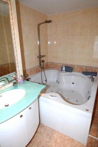 une salle de bain avec une baignoire et un lavabo dans l'établissement Stunning 2 Bed, 2 Bath Apt on the Cannes sea front has swimming pool and is a secure modern building 464, à Cannes