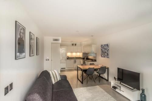 カンヌにあるModern 1 Bed apartment in prestigous area of Cannes a short walk to the Croisette and the Palais 1903のリビングルーム(ソファ、テーブル付)