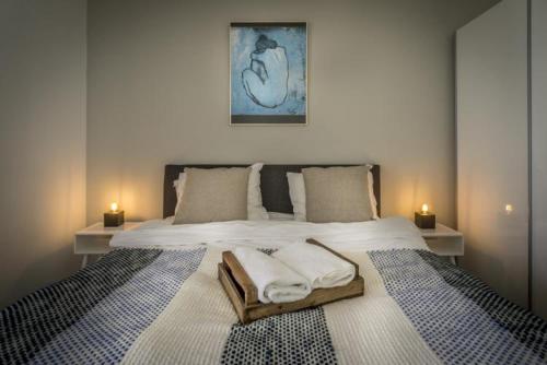 Postel nebo postele na pokoji v ubytování Modern 1 Bed apartment in prestigous area of Cannes a short walk to the Croisette and the Palais 1903