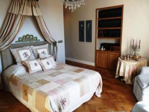 une chambre avec un lit avec des oreillers dessus dans l'établissement Charming 2 bedroom apt in Central Cannes walking distance to beaches Croisette and the Palais 678, à Cannes