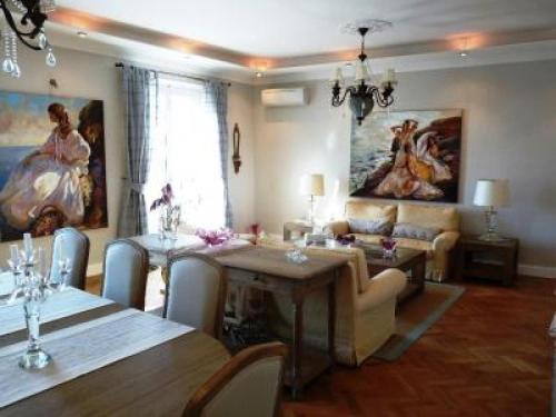 カンヌにあるCharming 2 bedroom apt in Central Cannes walking distance to beaches Croisette and the Palais 678のリビングルーム(ソファ、テーブル、椅子付)