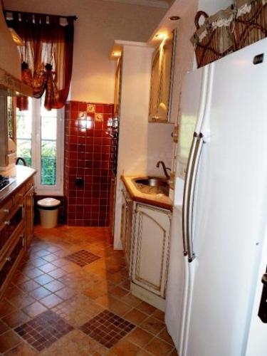 une cuisine avec un réfrigérateur blanc et un évier dans l'établissement Charming 2 bedroom apt in Central Cannes walking distance to beaches Croisette and the Palais 678, à Cannes