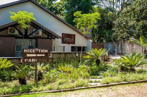 ヨハネスブルグにあるVanilla Guesthouseの前に看板がある建物