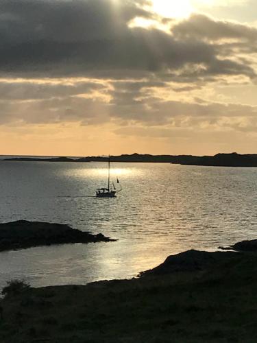 a boat in the middle of a large body of water at Sjøberg Hotell og Ferie Leiligheter in Østhusvik