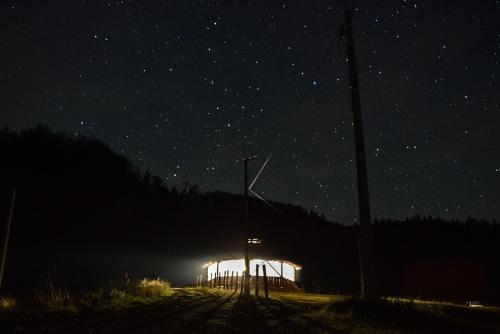 a lit up building under a starry sky at night at Konaci Zaovljanska jezera in Zaovine