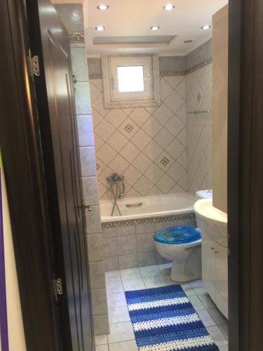uma casa de banho com um WC, uma banheira e um lavatório. em Kavala Lux Apartment em Kavala