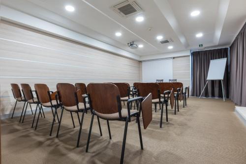 Οι επιχειρηματικές εγκαταστάσεις ή/και οι αίθουσες συνεδριάσεων στο Magri's Hotel