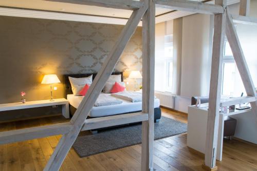 1 dormitorio con litera y escalera en Helvetia Suites, en Düsseldorf